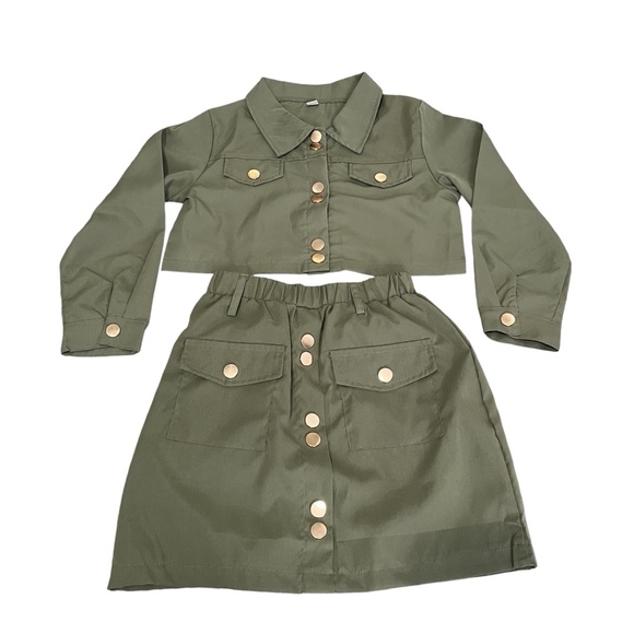 Other - Girls size 130 green cropped long sleeve top and matching mini skirt